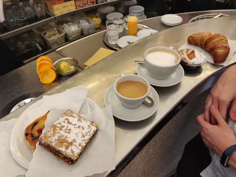 Desayuno con café y croissant