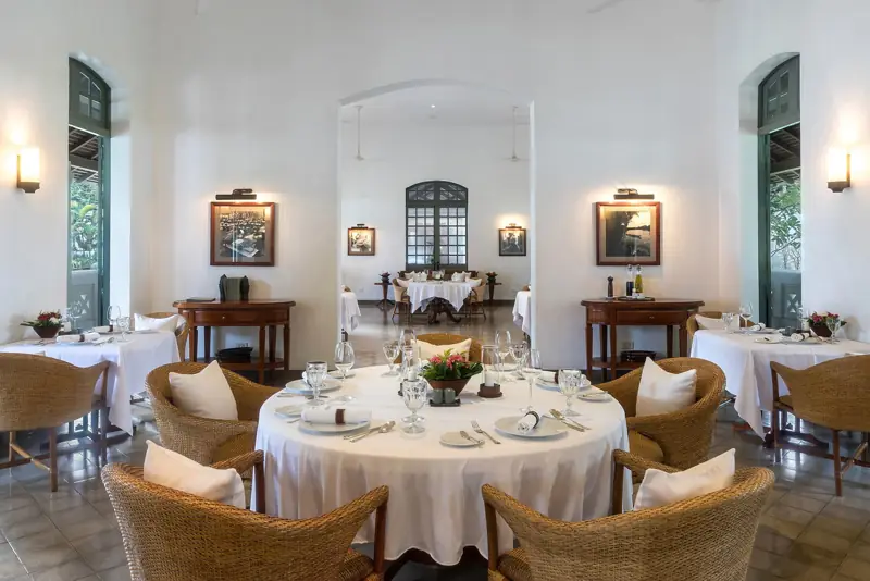 Comedor de la casa con mesas vestidas