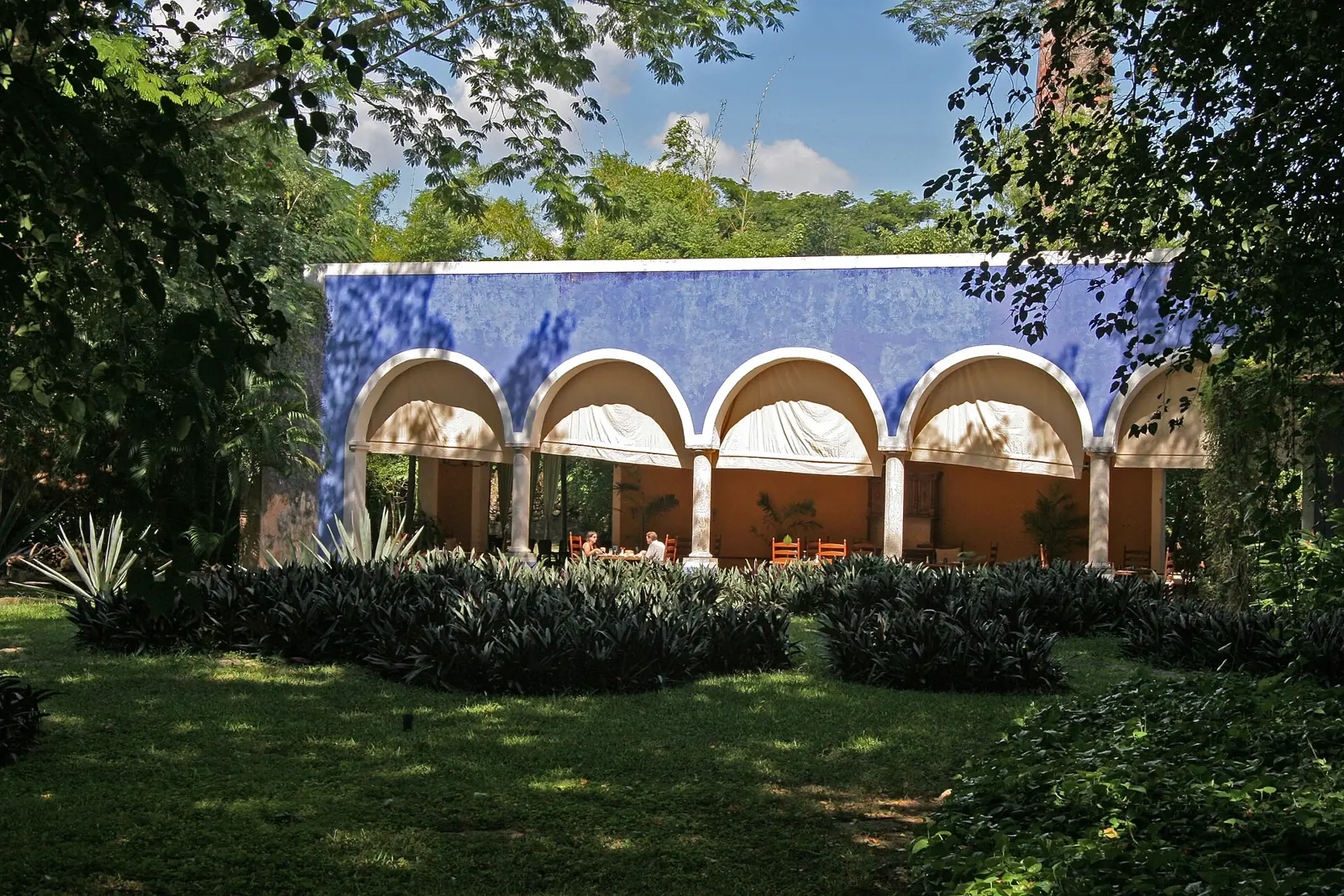 Arcos de una casona alrededor de un jardín