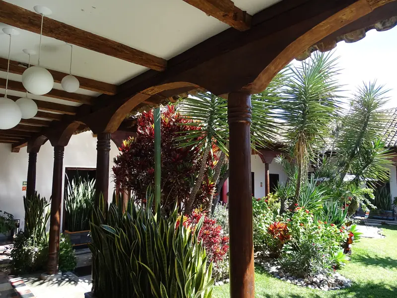 Corredor y patio